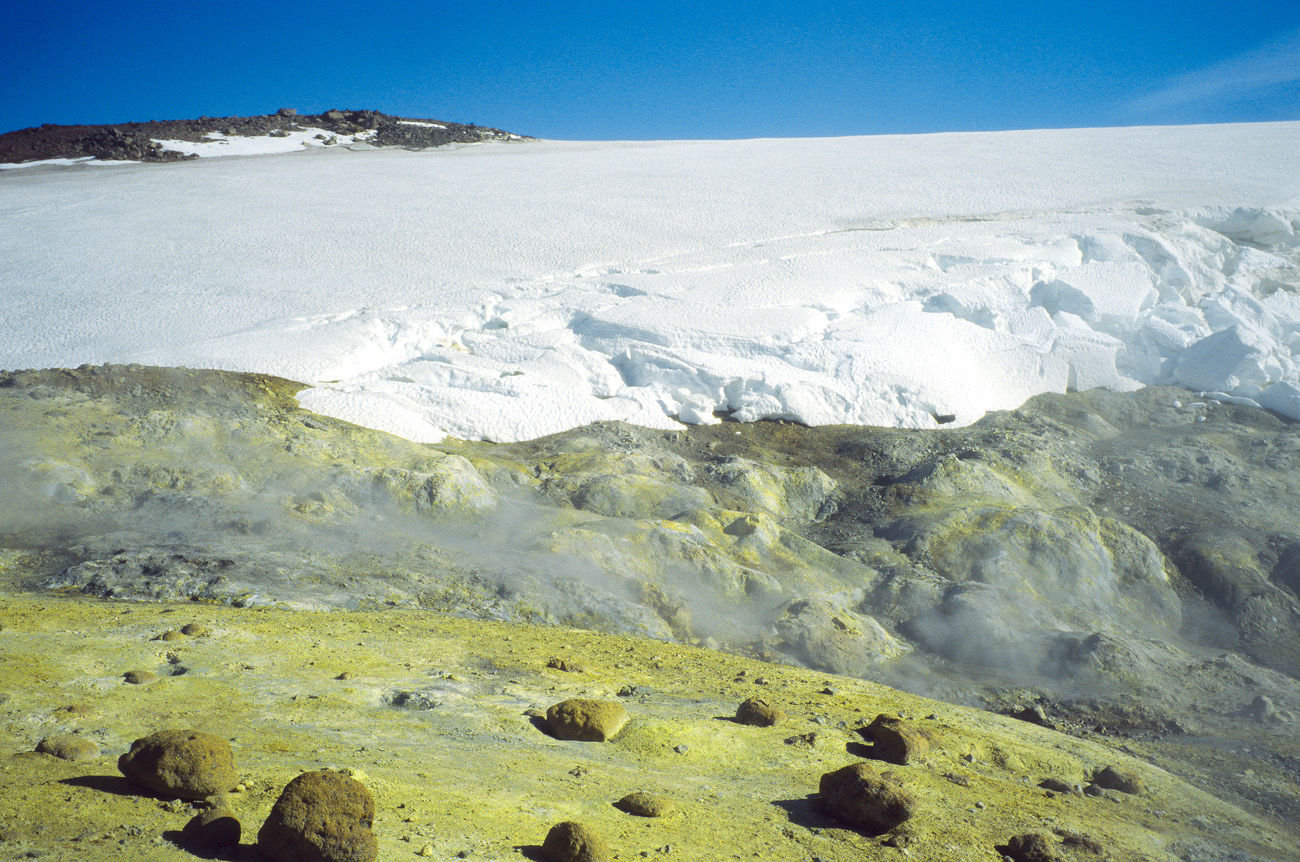 isl_364 hkverkfjoll.jpg - Islande Centre, août 2003 : Hkverkfjöll la glace et le feu se cotoient Kodak Ektachrome 100 G